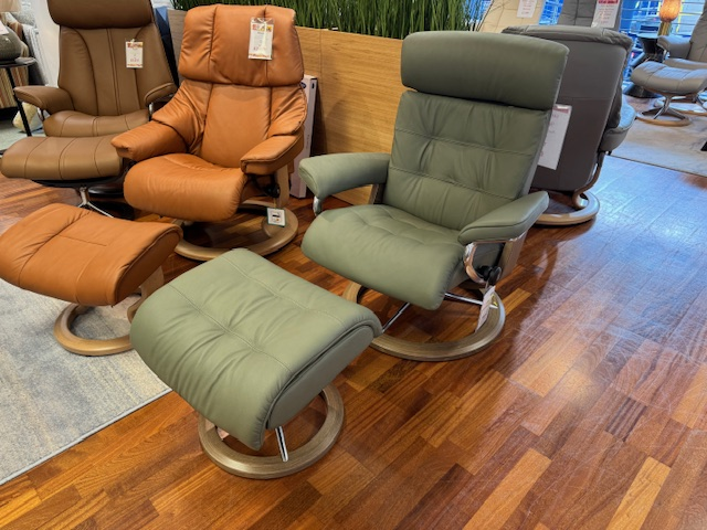 Medium Signature Base Recliner & Stool