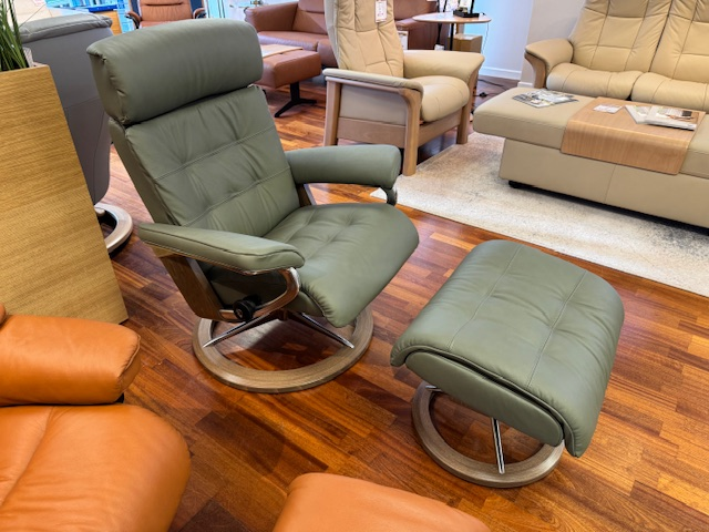 Medium Signature Base Recliner & Stool