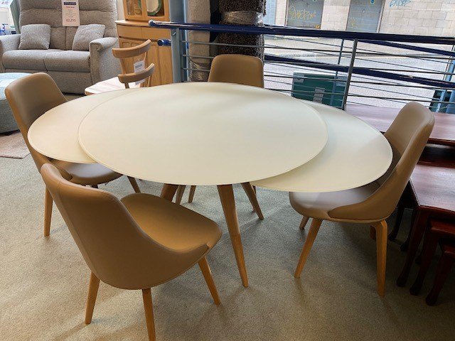 Peressini Myles Ext.Dining Table & 4 Glamour S Chairs.